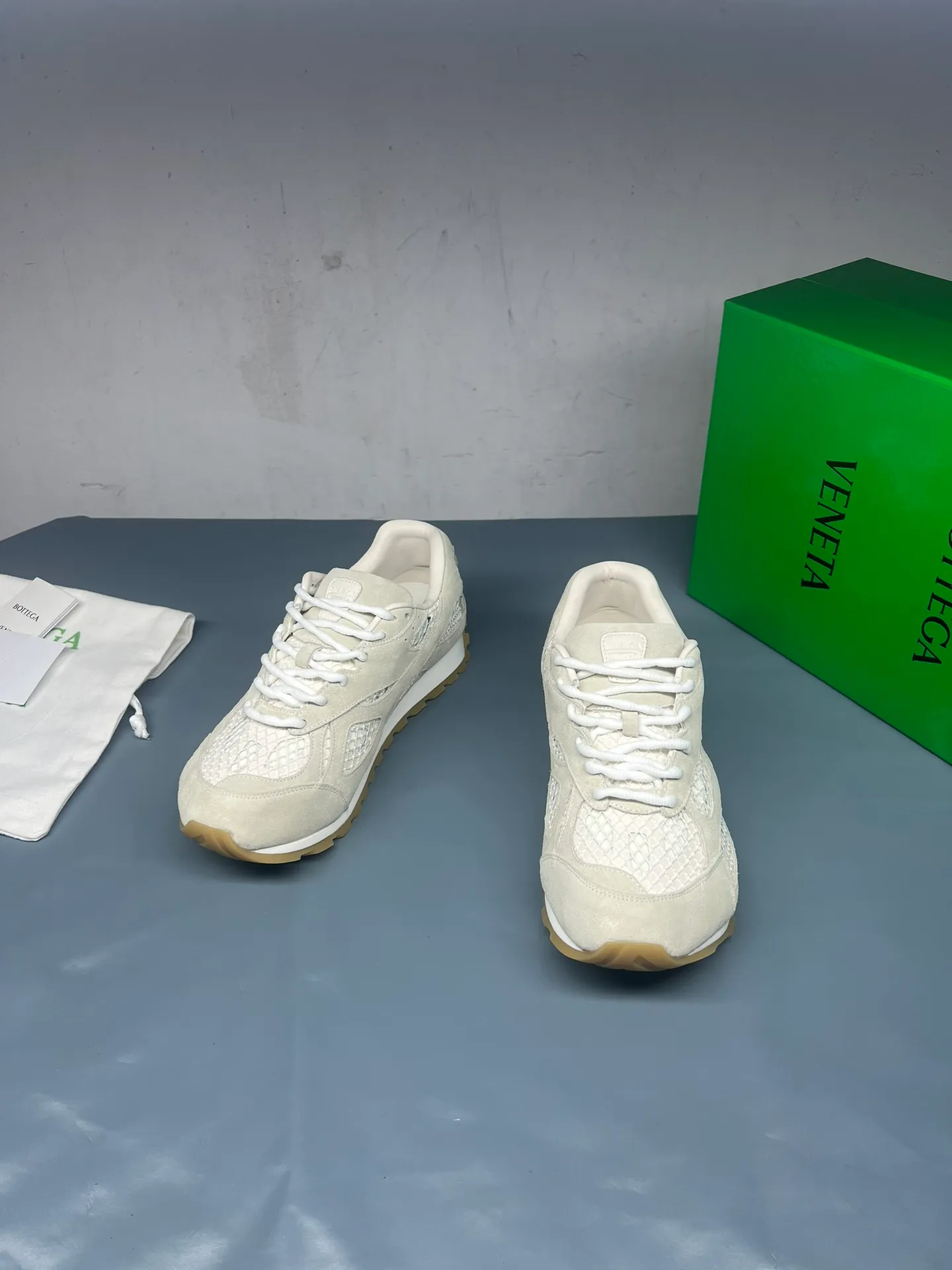 👟👟Ex-factory price 600👟👟 Men's size +10 Real photos 🔥🔥BV Orbit sneakers Wang Yibo's same style couple's dad shoes Runner sneakers, made of lightweight technical mesh fabric. Matched with geometric pattern designed rubber outsole, Wang Zha series high version. Look for the package technology. It is actually a lot taller, but the legs are still slim. Very nice, playable and durable. Matched to the standard💯 Package shoe technology. Look for the high version. The outsole is made of color-blocked TPU outsole. Women's model 35 36 37 38 39 40 41 42 (40 41 42 43 44 45 customized) (Customer logo can be accepted without refund or exchange at a favorable price) Equipped with original packaging